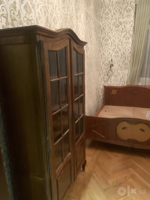 румынский книжный шкаф