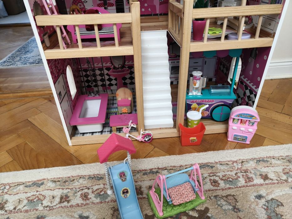 Căsuță de Păpuși din Lemn – 3 Etaje, Complet Mobilată + Accesorii Cado