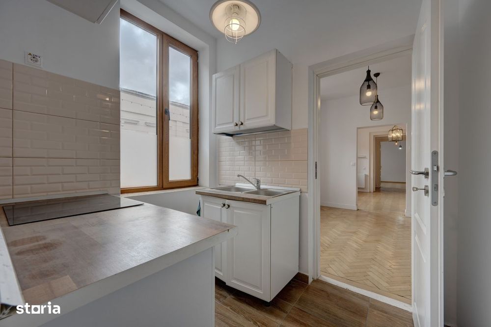 In Cartierul Evreiesc, casa 3 camere pivnita si mansarda open space.