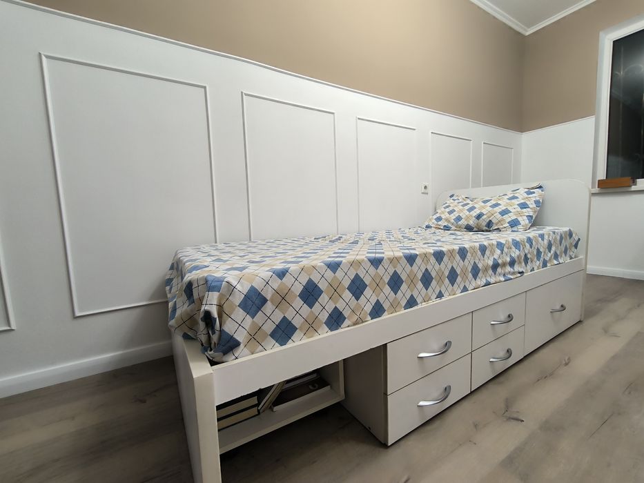 Кровать с ящичками для одежды и выдвижным пуфом. Без матраса