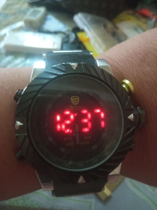 Продаётся ручной часы Shark.