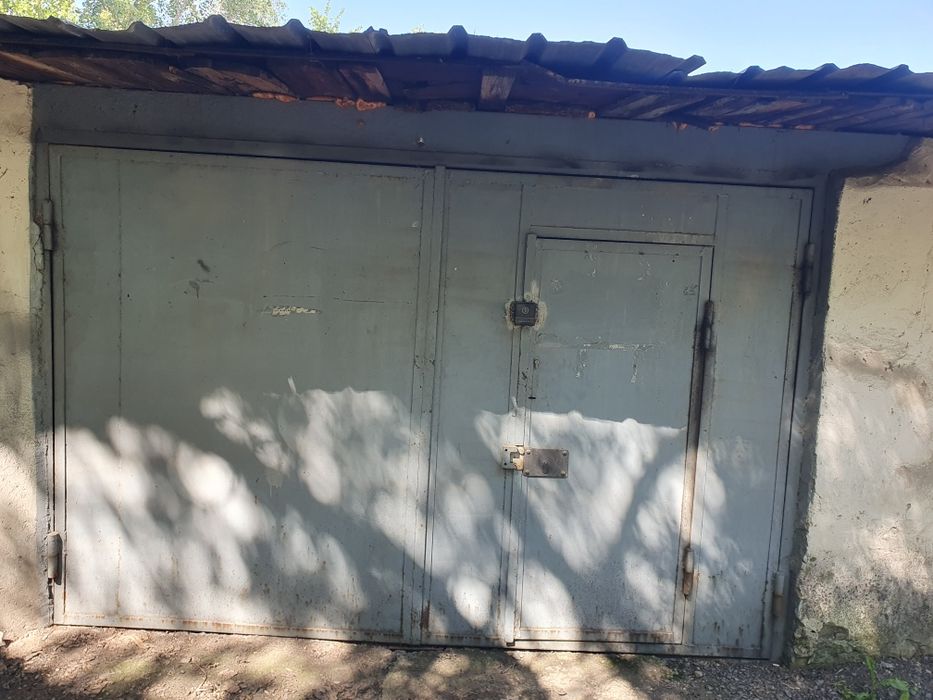 Продам ворота гаражные действующие