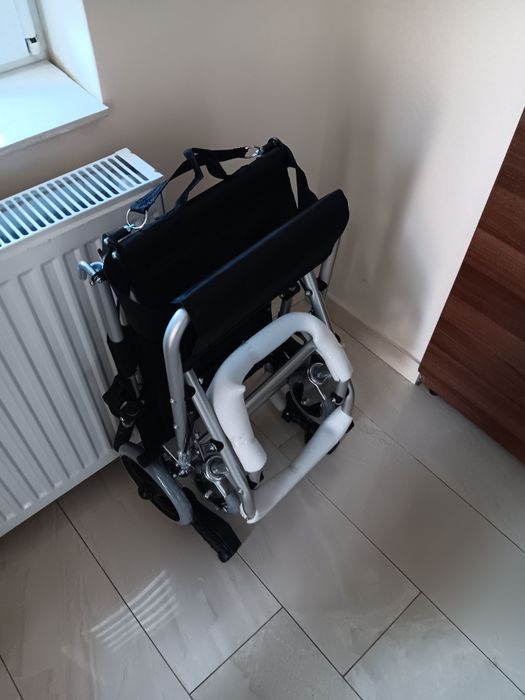 Scaun cu roti portabil si pliabil