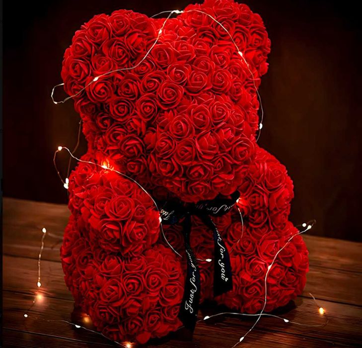 Луксозен подарък Мече от рози в красива подаръчна кутия