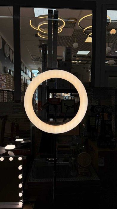 Ring Light Profesional 18" cu Trepied și 3 Suporturi pentru Telefon