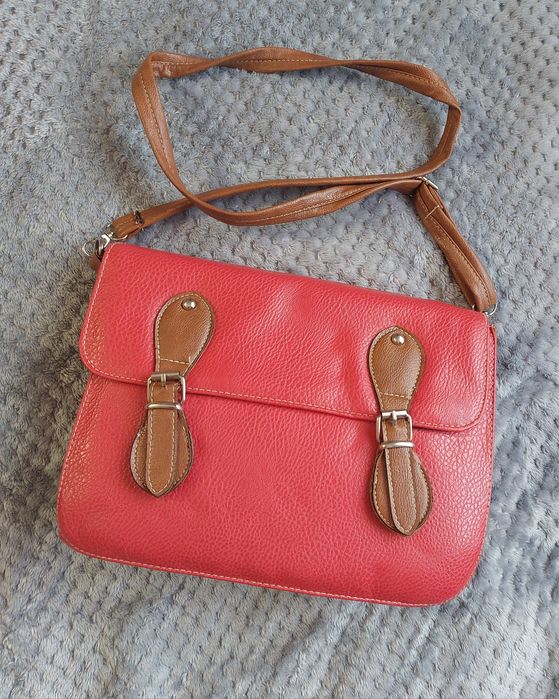 Geantă de damă roșie, elegantă și practică