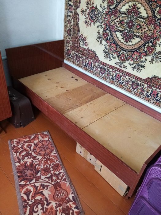 Кровать деревянная, матрас ковёр 1,5х2м