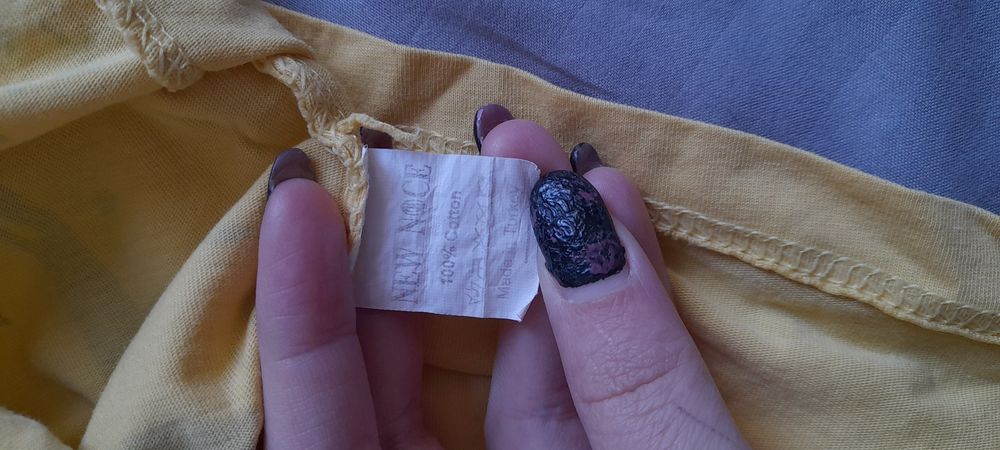 яркая новая футболка