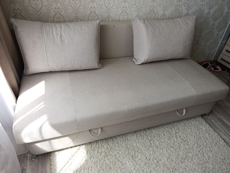 Продам тахту с двумя подушками