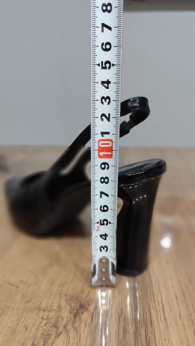 Элегантные черные туфли-слингбэки