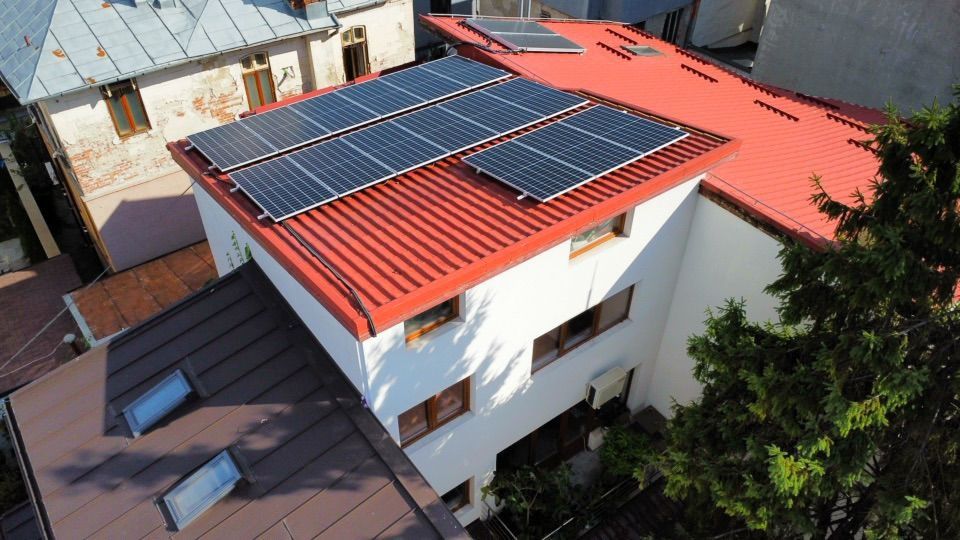 Monaj panouri solare fotovoltaice prosumator inverter on grid litiuion