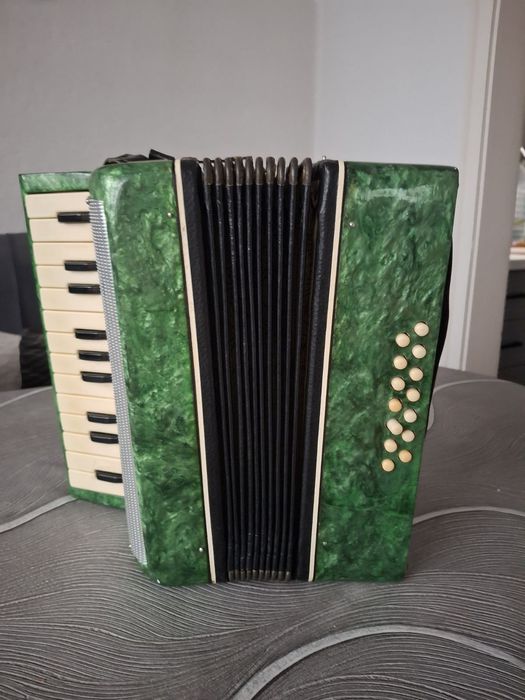 Продавам детски акордеон