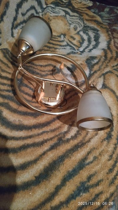 Продам люстру 2 рошковая