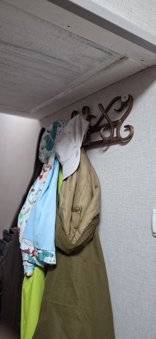 Кованная вешалка для одежды очень красивая
