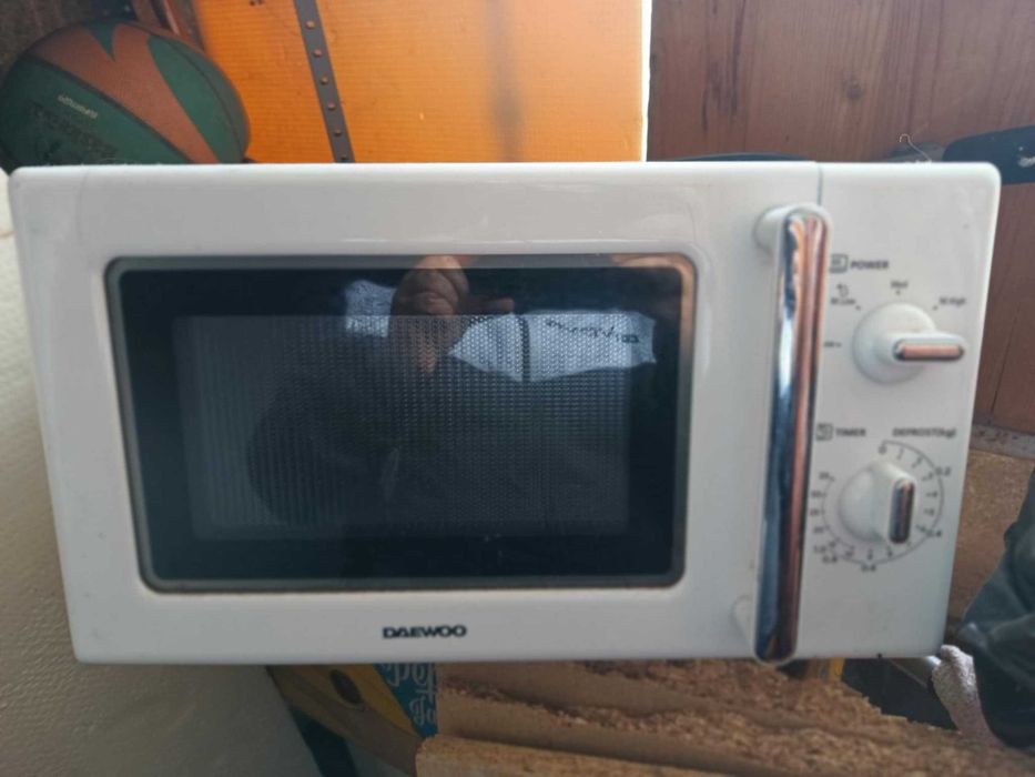 cuptor microunde Daewoo 700w 20L nou a fost 320 lei.