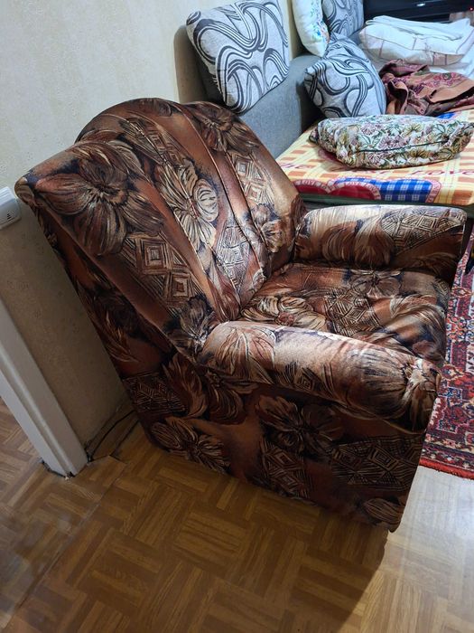 Кресло с широкими подлокотниками