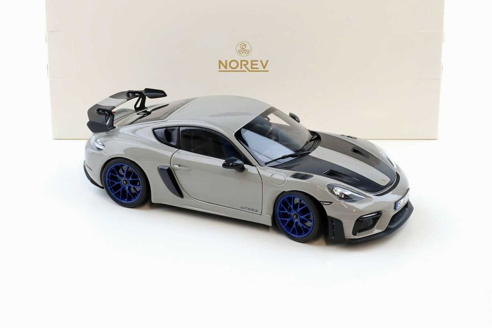 Macheta Porsche Cayman GT4 RS cu Weissach Pack 1:18 Norev