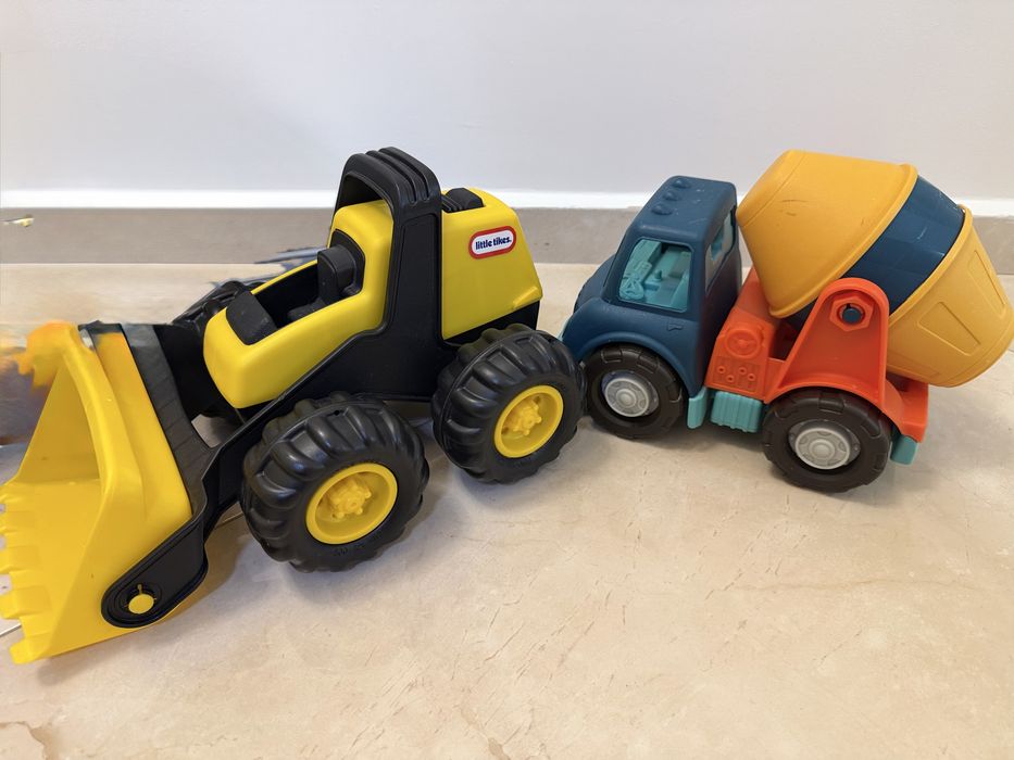 Трактор Little tikes  и пластмасов бетоновоз
