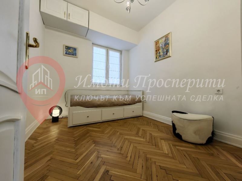 Дава се под наем Тристаен апартамент в София, Център - 75 кв.м за 1050 € - Снимка #10