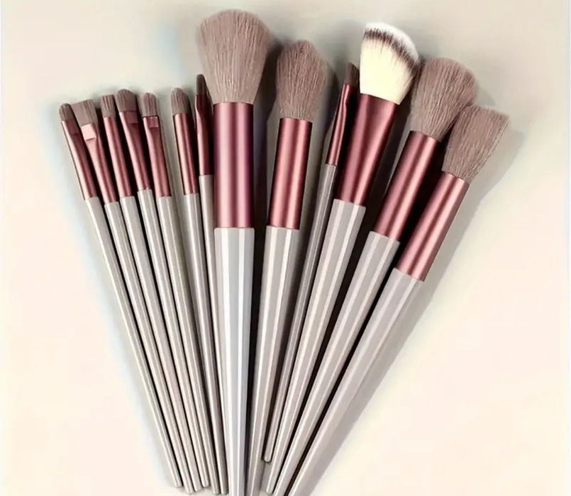 Set 13 pensule make-up noi sigilate