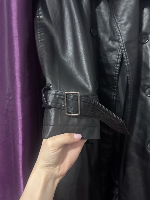 Кожаный черный плащ