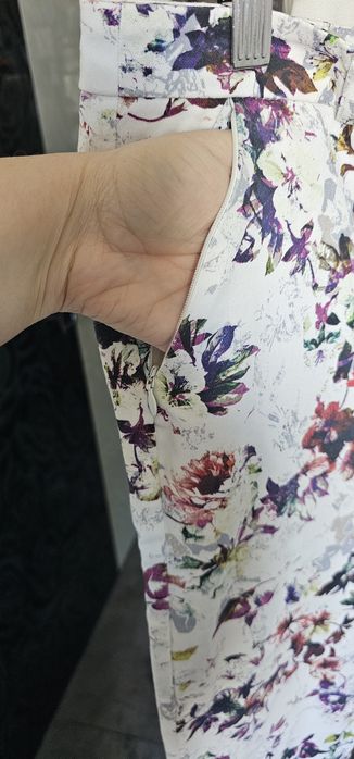 Pantalon casual Mohito și bluză Zara.