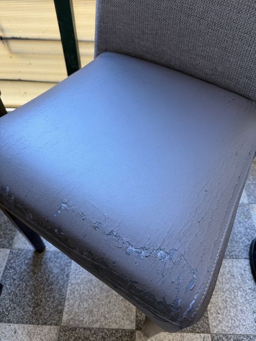 Vand doua scaune gri