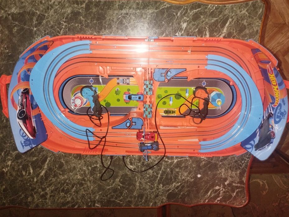 Продам электрические машины хот вилс на треке с пультами.