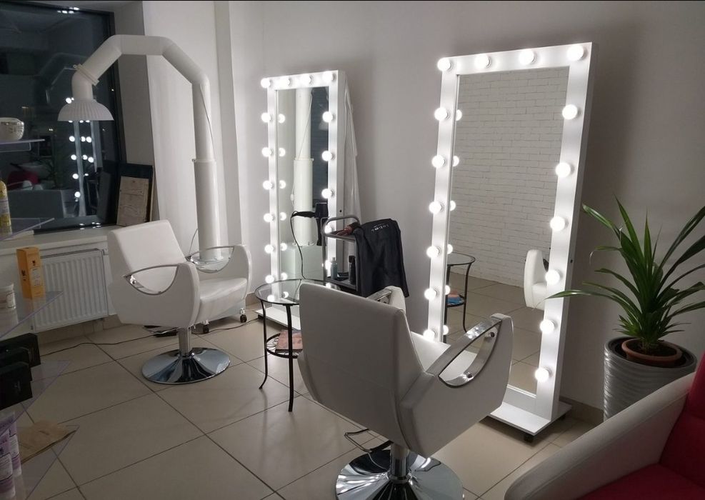 Гримёрное зеркало с лампами