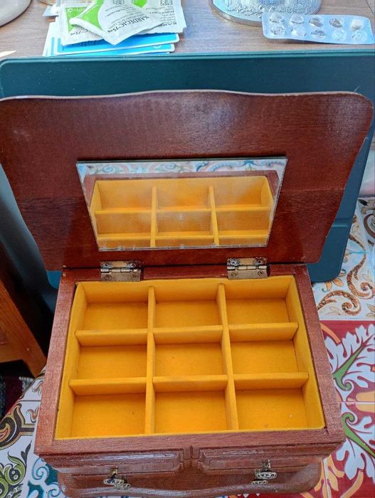 Кутия, малък скрин за бижута