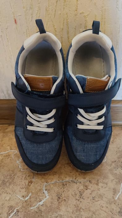 Продам кроссовки на мальчика.