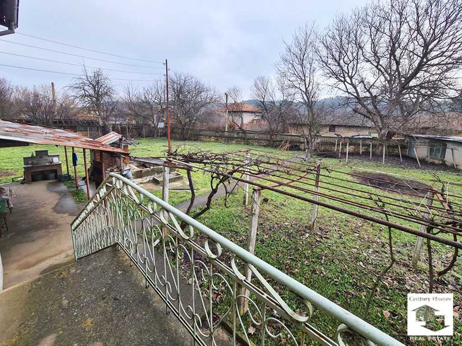 140333 Двуетажна къща с кладенец и гараж в с. Долна Липница