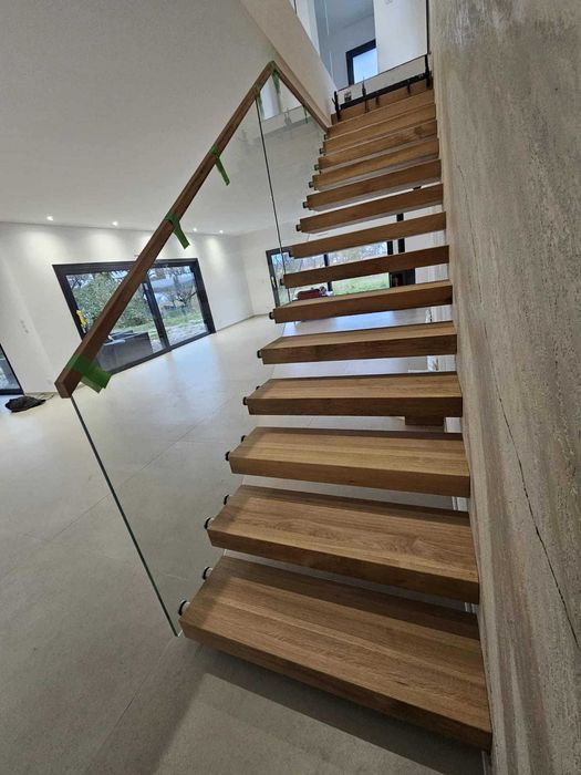 Висящи стълби, стъклени парапапети,