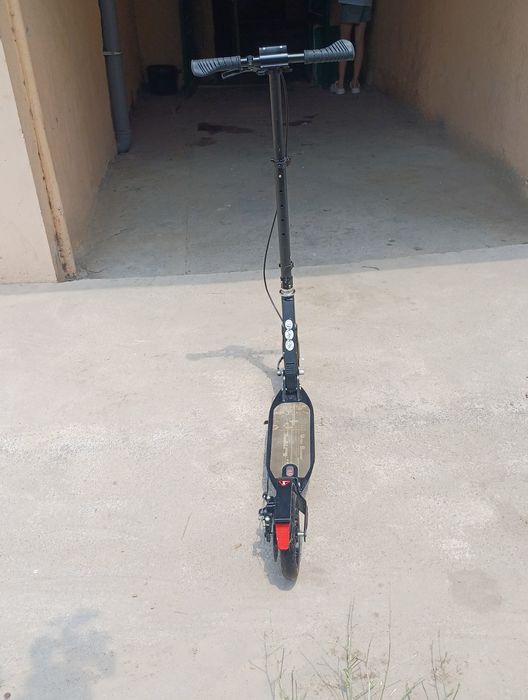 Самокат скутер удобен в управлении