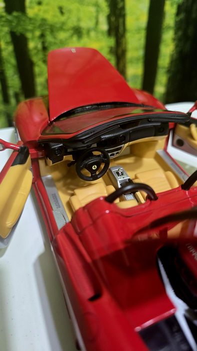 Ferrari 360 Spider 1:18 HotWheels
9/10, mici zgârieturi și una