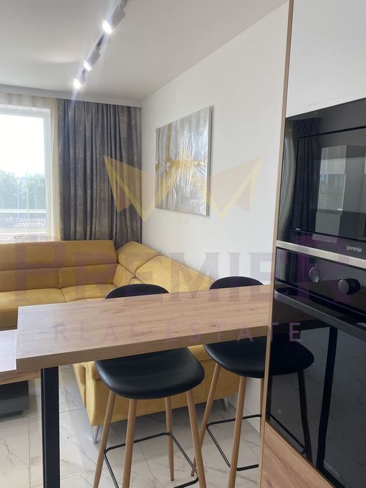 Двустаен апартамент, Колхозен пазар