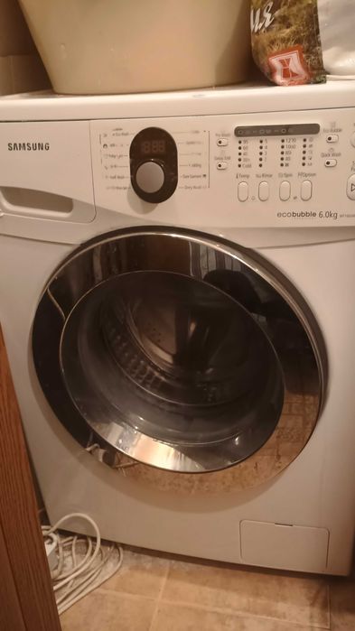 Продавам работеща пералня САМСУНГ с еко бабъл.