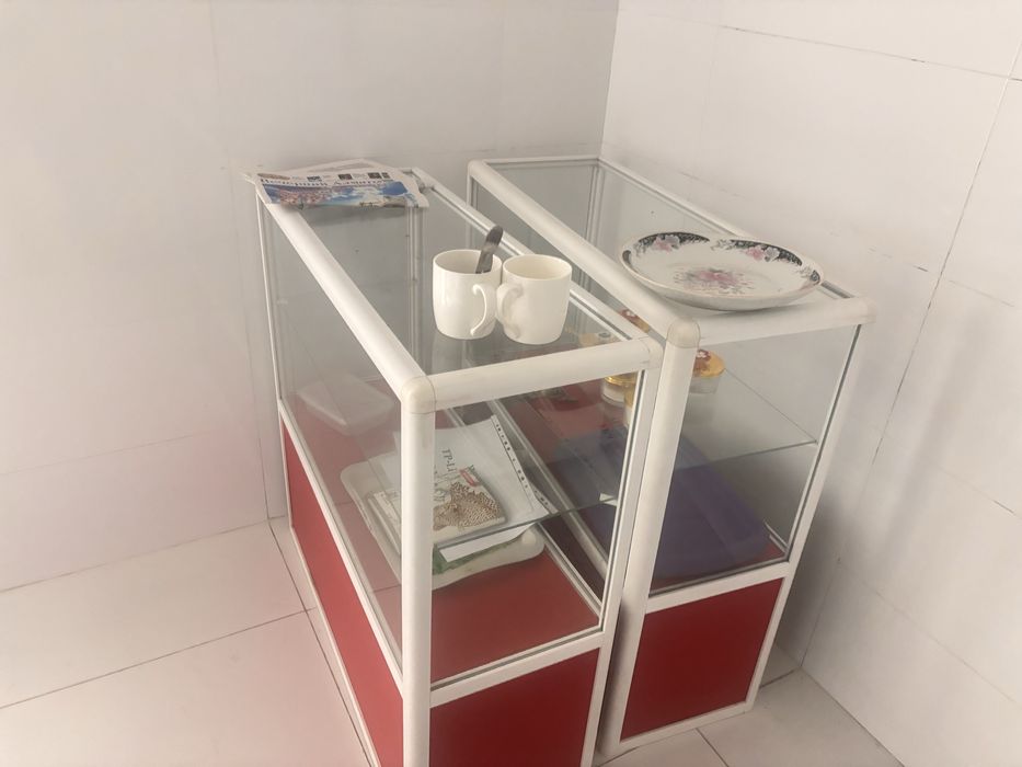 Продам ветрина, стол и стулья