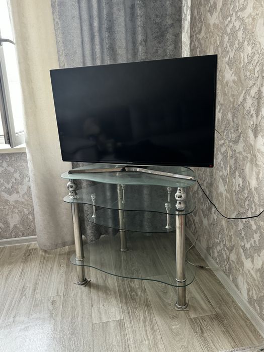 Тумба стеклянная под телевизор