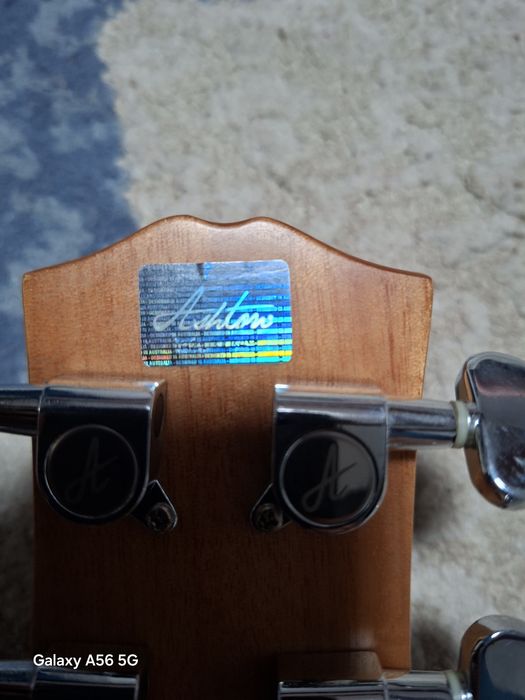 Gitara  guitar eng katta razmer.Buxoro