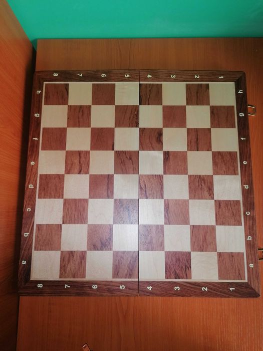 Шахматен комплект от масивно дърво