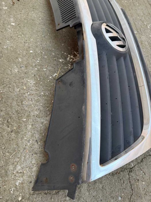 Grila radiator centrala vw passat b6 facelift 2009 model cu gauri pentru senzori