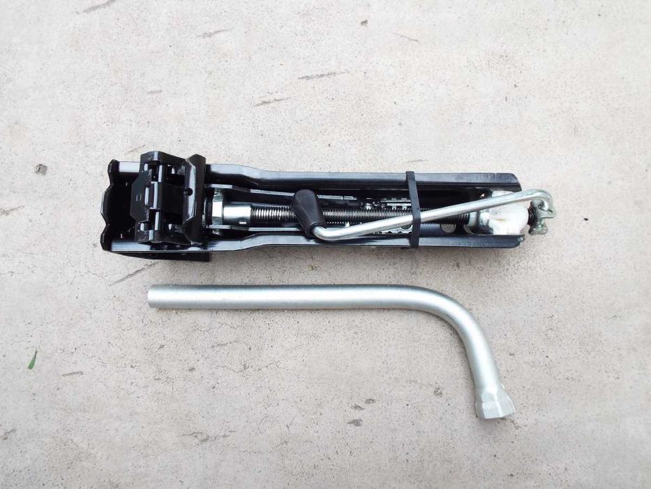 vand cric + cheie roti pentru vw golf5,6,7,8,jetta,bora,touran,octavia