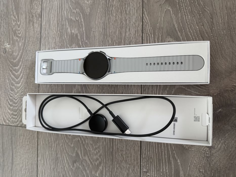 Samsung Galaxy Watch 7 44mm - отлично състояние , с гаранция и допълнителни каишки