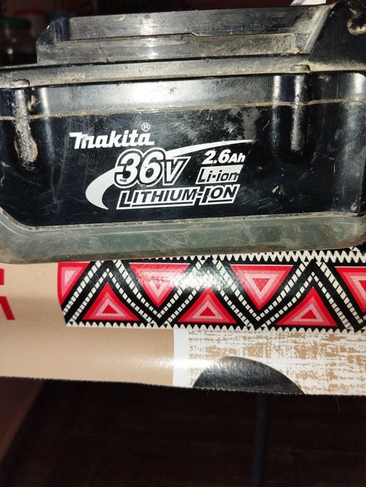 Vând acumulator Makita