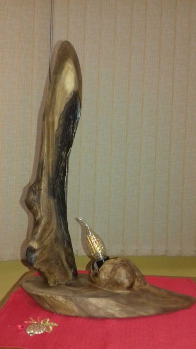 Ръчно изработени часовници и лампи от орех