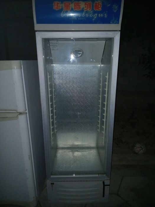 Не рабочие витринные холодильники.