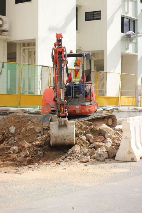 Închiriez miniexcavator și miniîncărcător (Bobcat) cu operator - excavații, săpături și amenajări teren