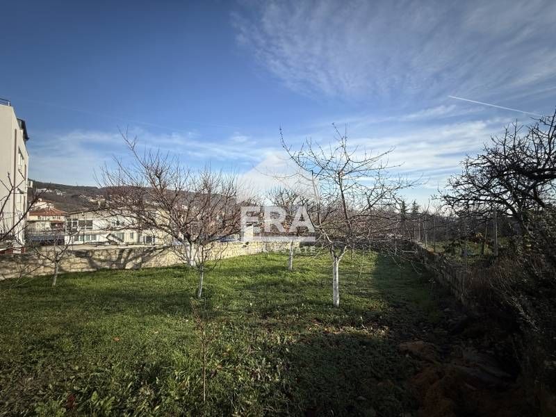 Двуетажна, завършена до ключ къща за продажба, с двор и изложение юг/з