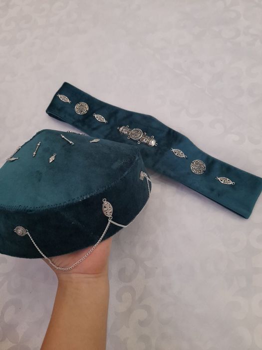 Тақия белдігімен бірге